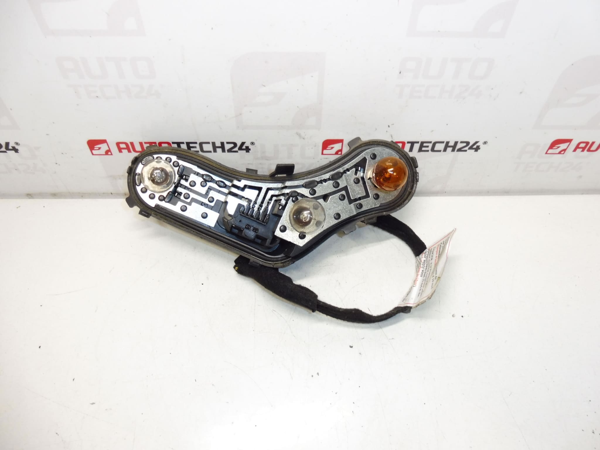 Фасунга за крушка Peugeot 3008 9683460780 6351HC