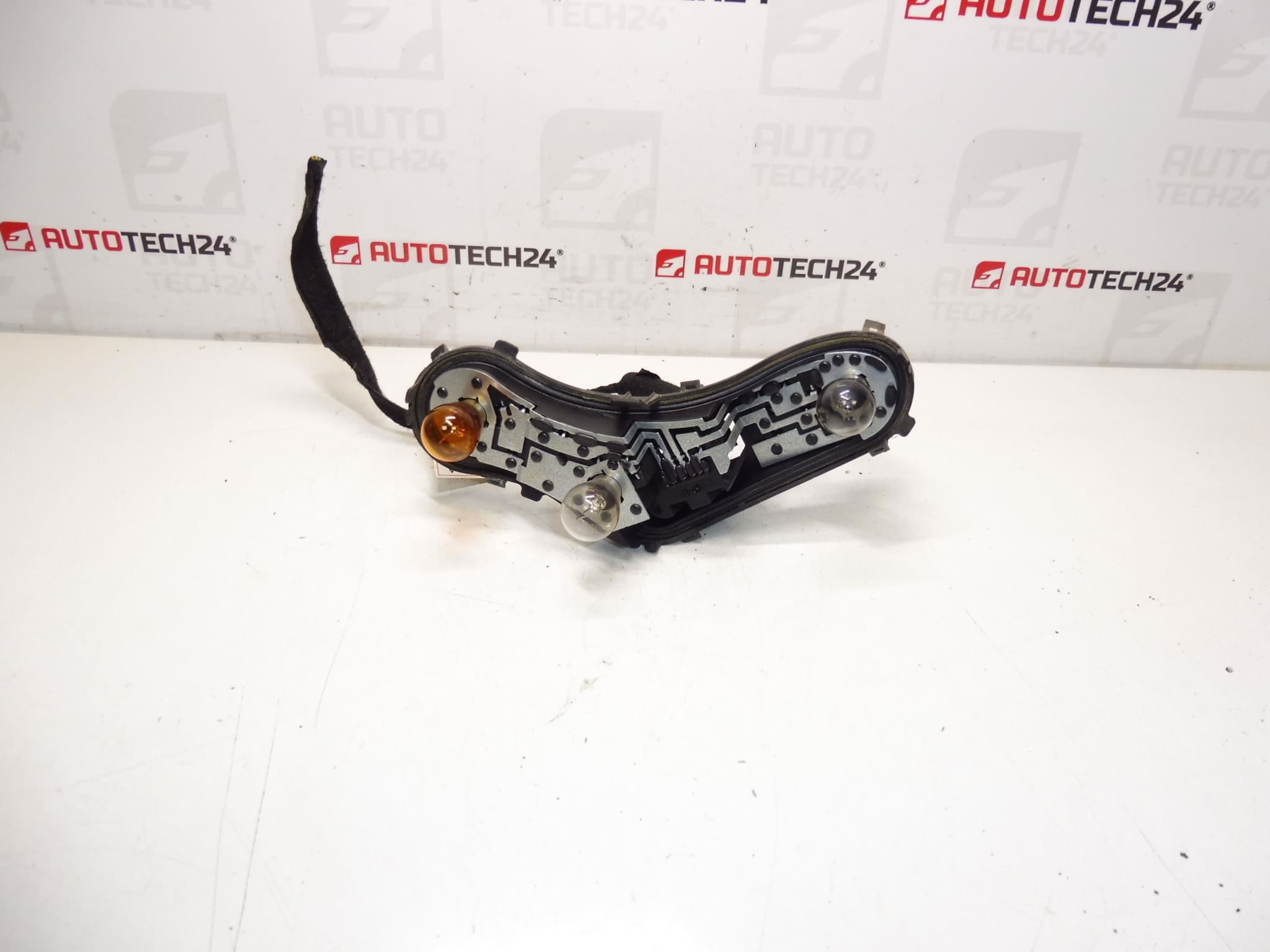 Фасунга за крушка Peugeot 3008 9683460880 6350HC