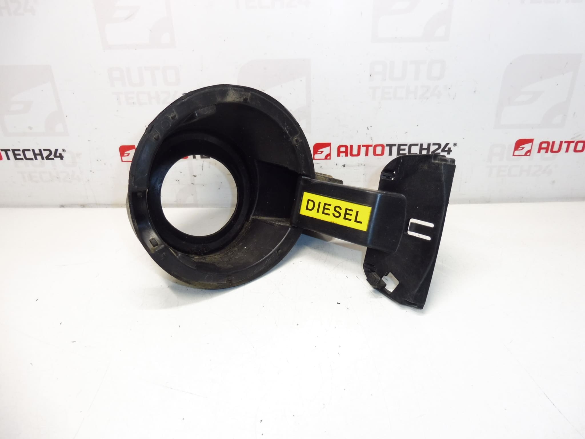 Гърловина на резервоара за гориво Peugeot 3008 9682803280 1517E2